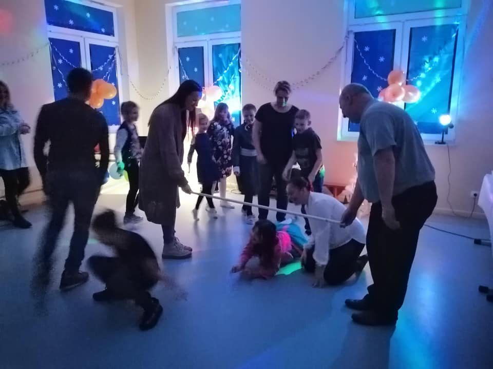 Nocka w szkole z zabawą karnawałową w kl. IV