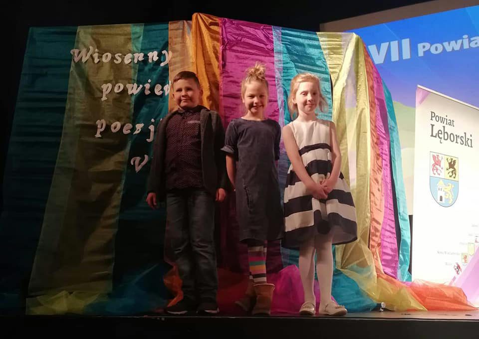 Wyróżnienie dla Zosi w Powiatowym Konkursie Recytatorskim “Wiosenny Powiew Poezji” im. Gustawa Holubka
