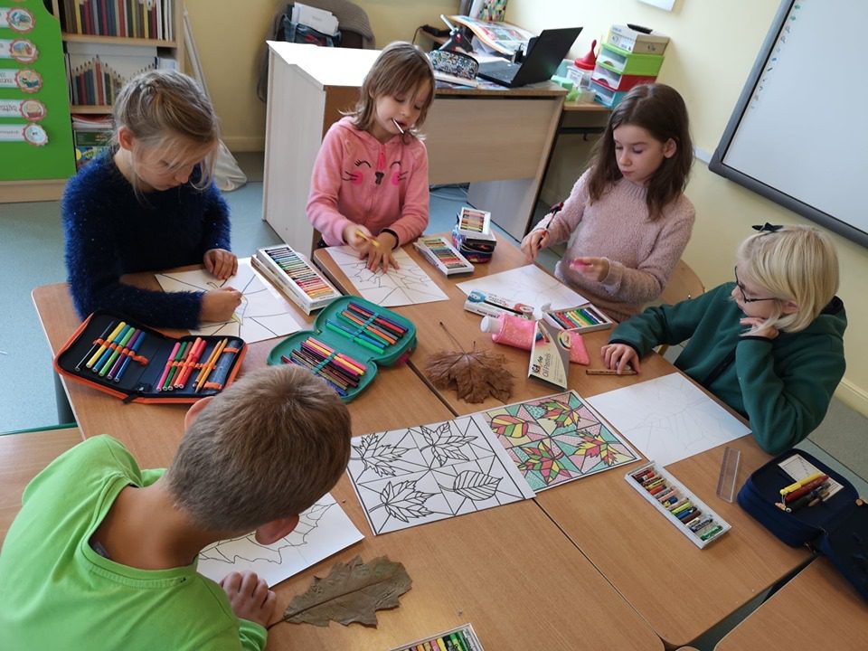 “Jesienny liść na wzorzystym tle”