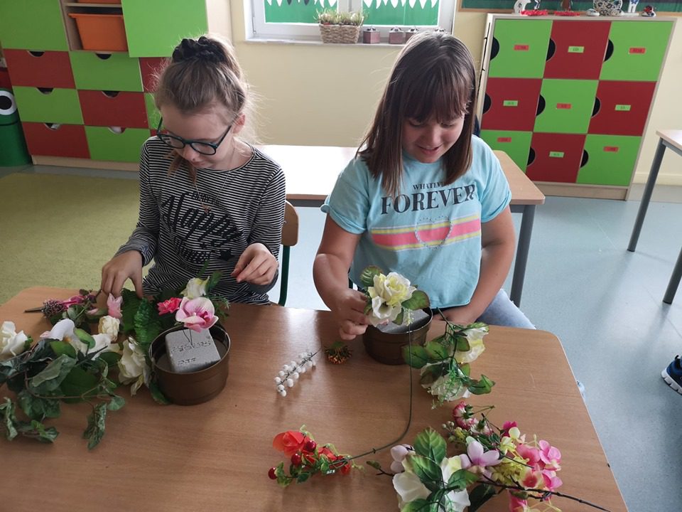 Ikebana ze sztucznych kwiatów – WKT