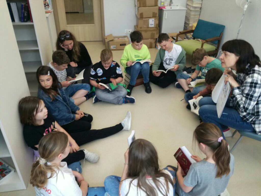 Klasa III z wizytą w szkolnej bibliotece.